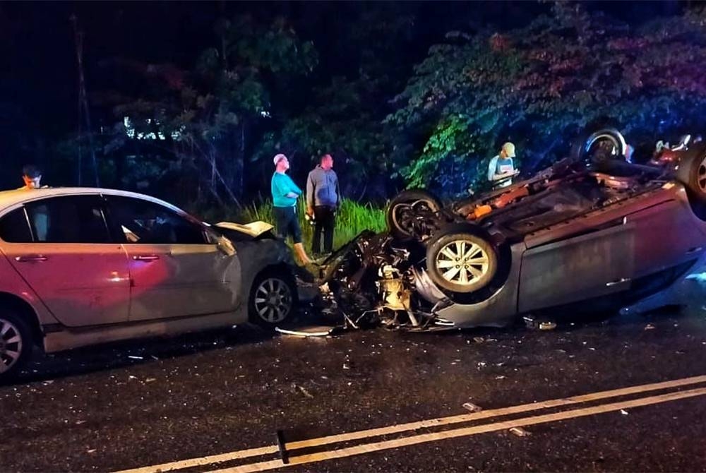 Dua kenderaan yang terlibat dalam kemalangan di KM7,Jalan Lipis-Merapoh pada Jumaat. Foto: Ihsan PDRM