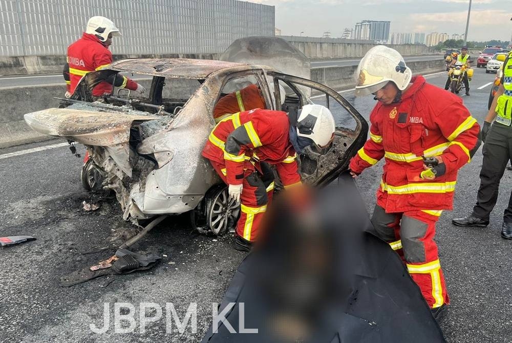 Anggota Bomba dan Penyelamat mengeluarkan mangsa yang ditemui rentung dalam kemalangan di Lebuhraya Mex di sini pada Sabtu.