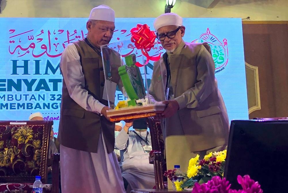 Penyampaian Anugerah Penyatuan Ummah daripada Ahmad (kiri) kepada Abdul Hadi di Kota Bharu pada Jumaat.