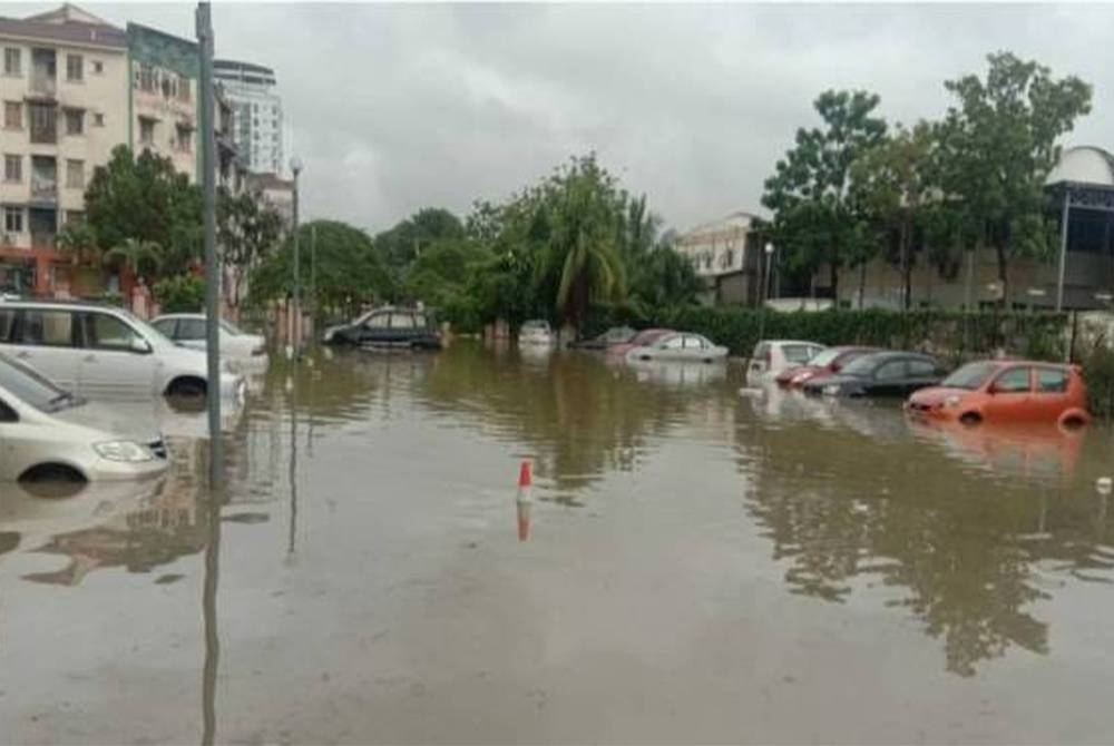 Banjir pada 18 Disember tahun lalu adalah banjir terburuk melanda Selangor. - Gambar hiasan