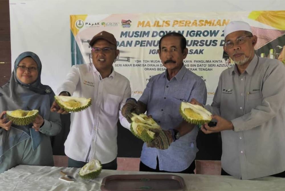 Ab Wahab (dua dari kanan) ketika menyempurnakan Perasmian Musim Buah Durian IGROW dan Penutup Kursus Kendalian Dron Anjuran IGROW di Kompleks Desa Warisan Institut Agro Usahawan (IGROW), Kampung Gajah, di sini pada Jumaat.