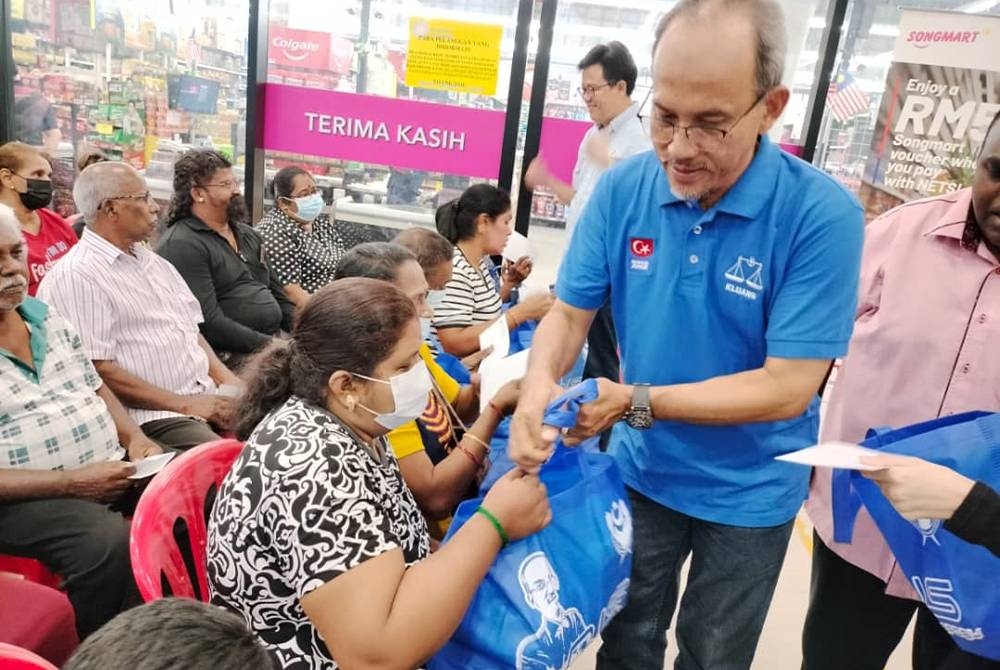 Jais menyampaikan sumbangan Deepavali kepada keluarga yang kurang berkemampuan sempena Sambutan perayaan Deepavali di Pasar Raya Songmart, Jalan Mengkibol, Kluang, pada Sabtu.