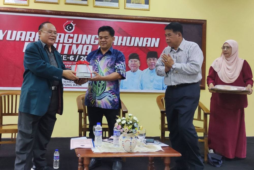 Nawi (dua dari kiri) menerima cenderahati daripada Penaung BesutMaju, Datuk Mohamad Fasri Samsuddin (kiri) selepas menyempurnakan perasmian Mesyuarat Agung Tahunan BesutMaju Kali ke-6/2022 di Pusat Aktiviti Warga Emas, di Besut pada Sabtu.