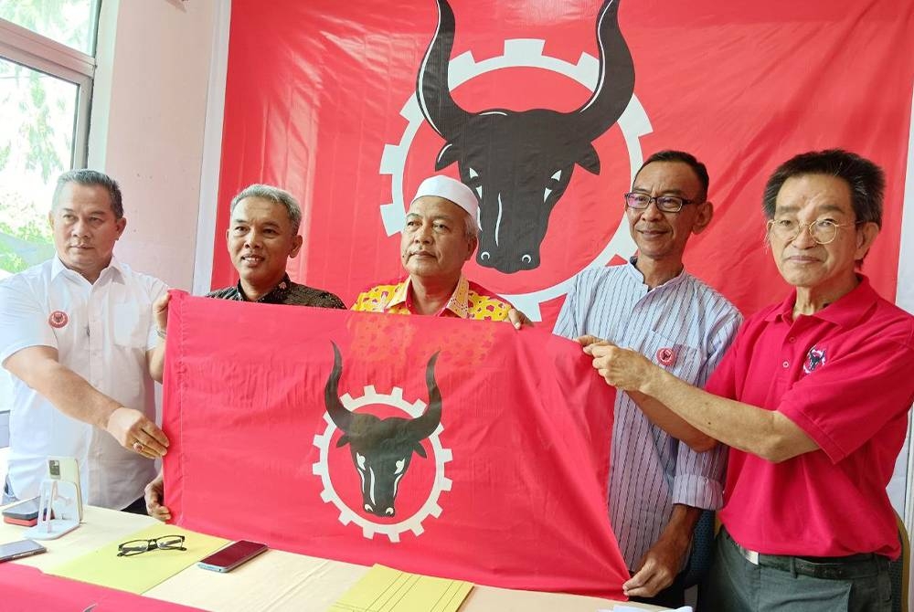 Mohd Zain (tengah) ketika sidang akhbar di Pejabat PRM di Kampung Kepulau, Palekbang, Tumpat pada Sabtu.