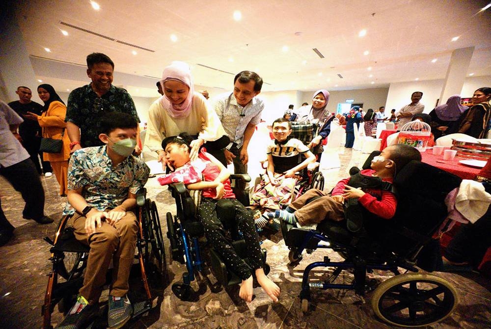 Dr Ahmad Idham Ahmad Nazri (berdiri tiga dari kanan) pada Majlis Makan dan Ramah Mesra Komuniti Hab Pendidikan Khas pada Sabtu.