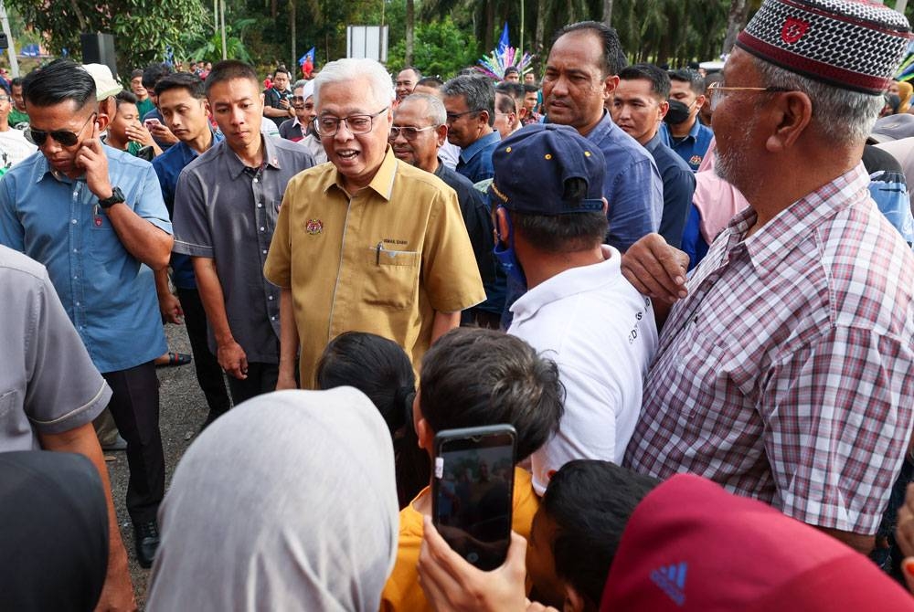 Ismail Sabri beramah mesra dengan orang ramai yang hadir pada program &#039;Moh Ngeteh&#039; bersama Komuniti Gugusan Tembangau di FGV Ladang Tembangau 3. -Foto Bernama