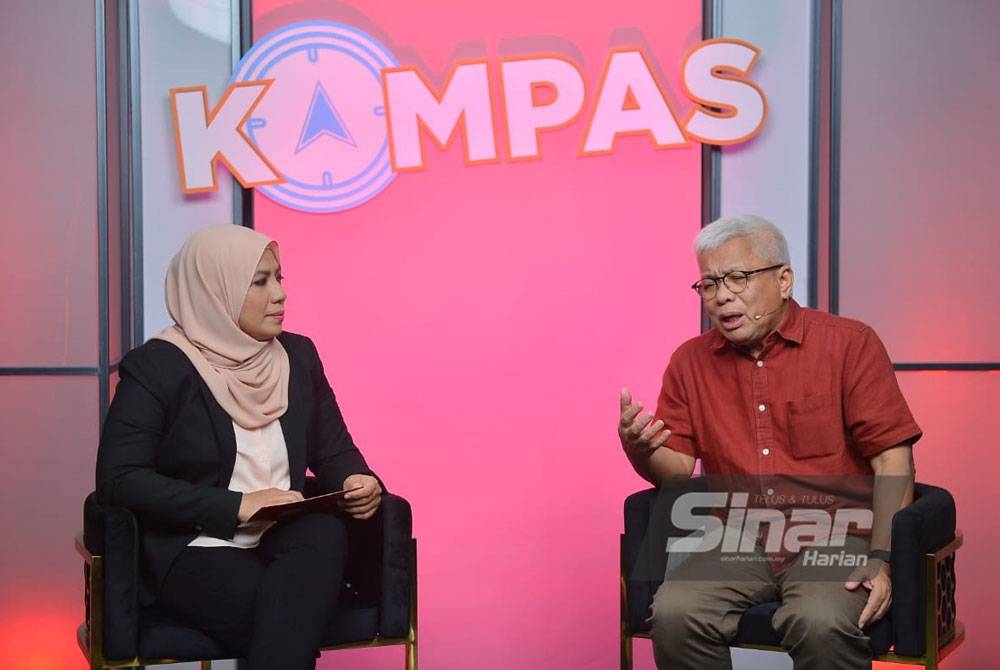 Asmaliza menemubual Ketua Pasukan Rasuah Busters, Datuk Hussamuddin Yaacub untuk Kompas Edisi Khas sempena PRU15.