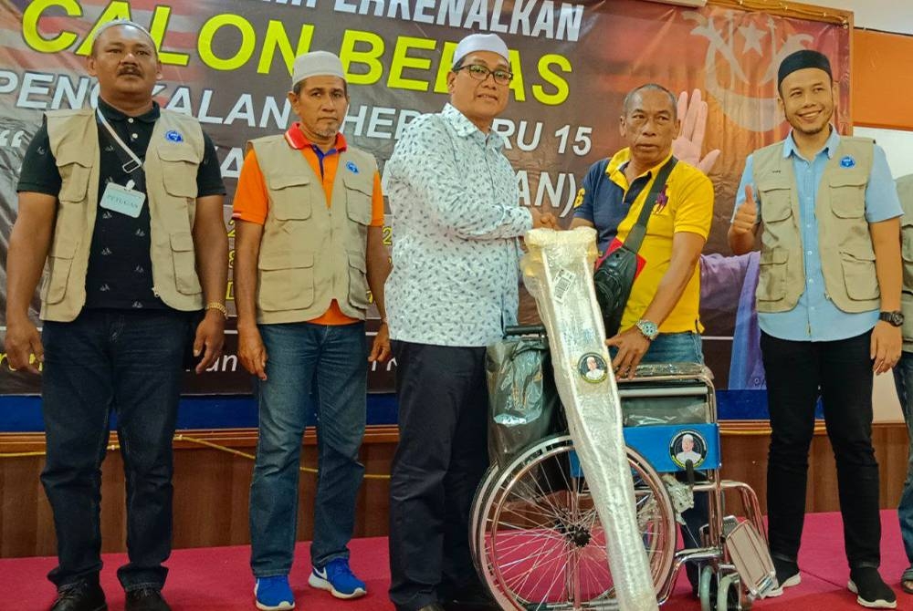 Mohamad Redzuan atau Abe Wea (tengah) yang aktif sebagai NGO menjadi individu pertama yang menawarkan diri untuk bertanding secara bebas di Kelantan pada PRU15.