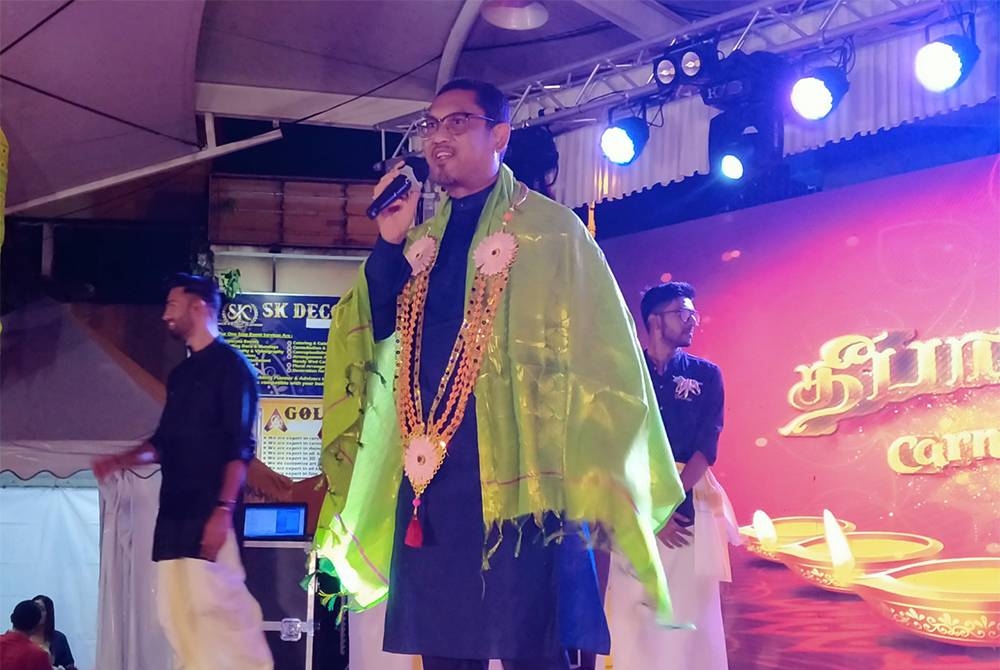 Ahmad Faizal menyampaikan ucapan ketika Program Sambutan Deepavali bersama warga Little India Ipoh, di sini pada malam Sabtu.