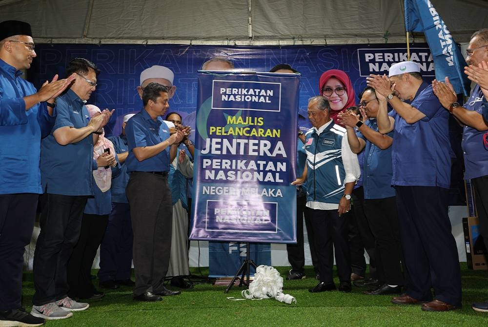 Muhyiddin (empat dari kanan) melancarkan Jentera PN pada Program Jelajah Prihatin PN Parlimen Masjid Tanah di Kampung Paya Lebar dekat Lubok China, malam tadi.