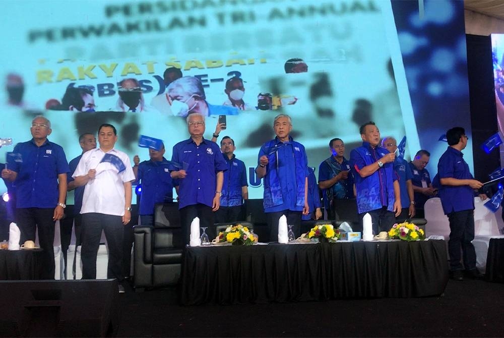 Ismail Sabri bersama Ahmad Zahid pada program Gelombang Biru BN, Zon 3 di Kimanis Commercial Center pada Ahad. - Foto Bernama