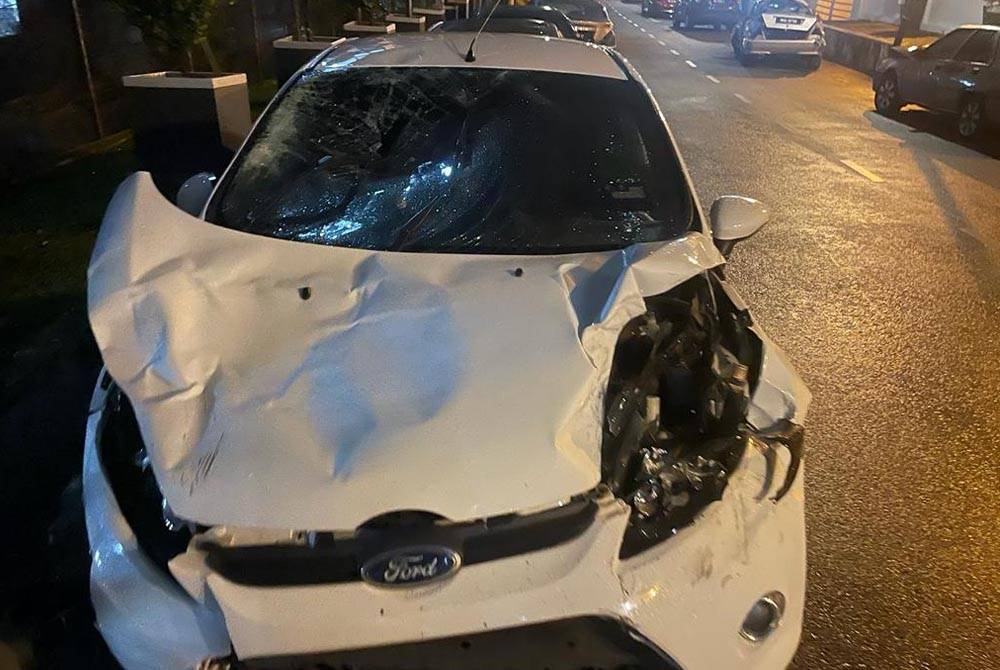 Kenderaan yang dipandu seorang lelaki melanggar dua pejalan kaki serta merempuh dua kenderaan lain dalam kejadian di Jalan Banting - Kajang berhampiran persimpangan Taman Sri Langat pada Sabtu.