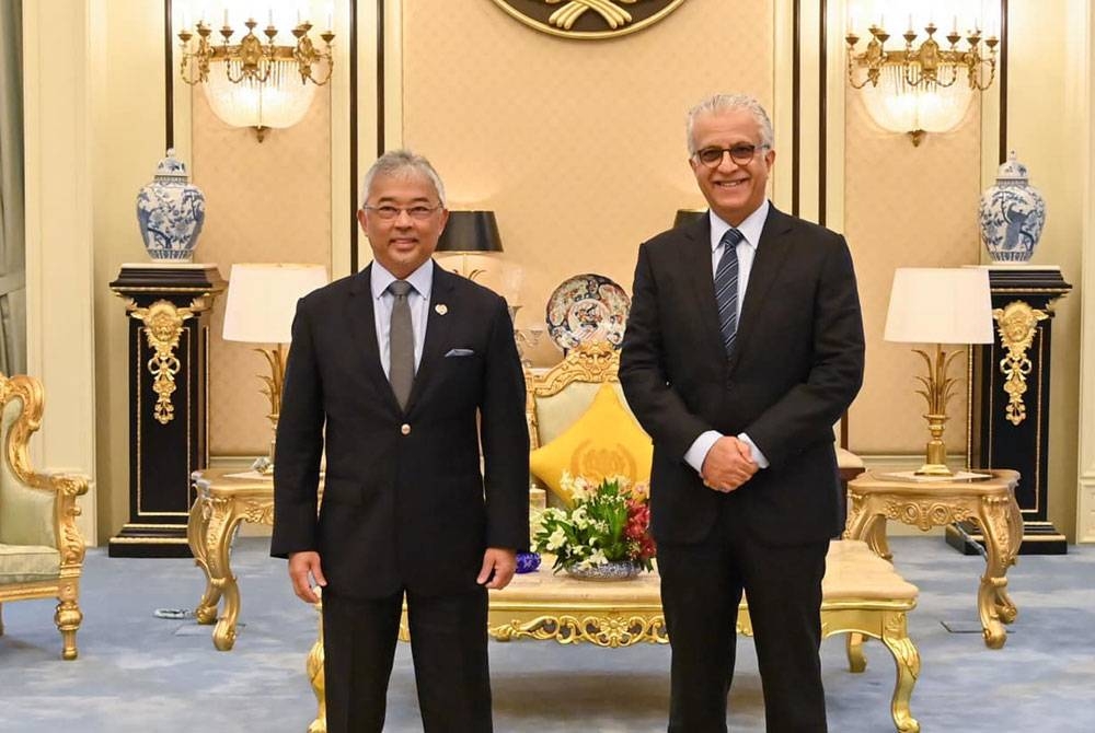 Al-Sultan Abdullah pada Ahad berkenan menerima menghadap Shaikh Salman di Istana Negara. - Foto FB Istana Negara