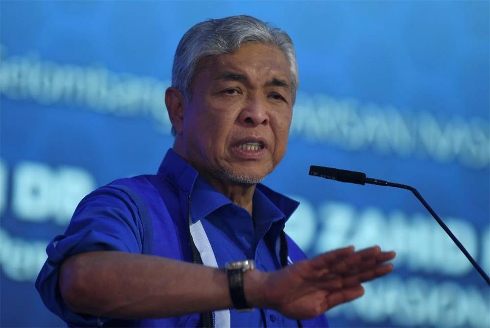 Ahmad Zahid ketika menyampaikan ucapan pada program Gelombang Biru BN Zon 3 di Kimanis Commercial Center pada Ahad. - Foto Bernama