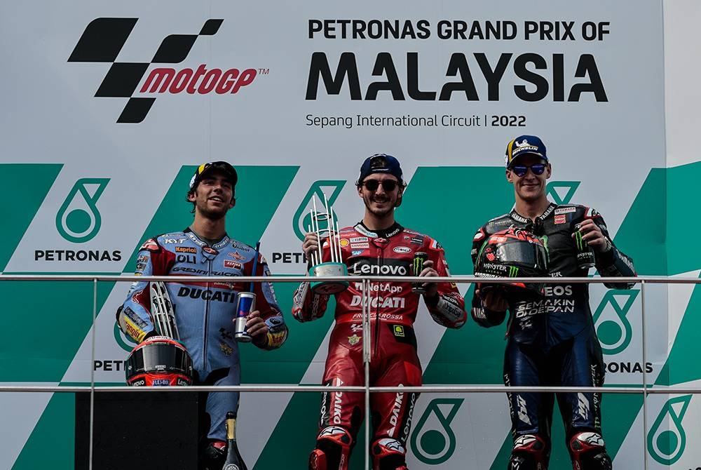 Bagnaia (tengah) meraikan kejayaan bersama Bastianini (kiri) dan Quartararo di Litar Antarabangsa Sepang, pada Ahad. -Foto: Bernama