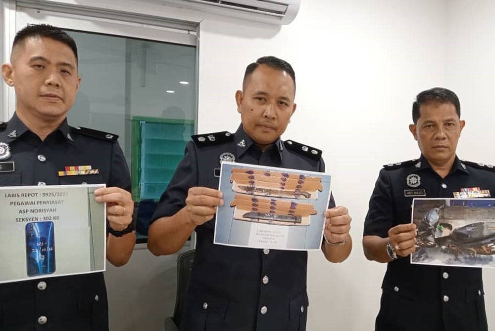 Ahmad Zamry (tengah) menunjukkan barang kes berkaitan kes pembunuhan seorang wanita selepas sidang akhbar di IPD Segamat, Segamat pada Ahad