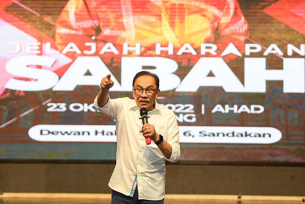 Anwar sewaktu berucap pada program Jelajah Harapan Sabah pada Ahad. - Foto Bernama