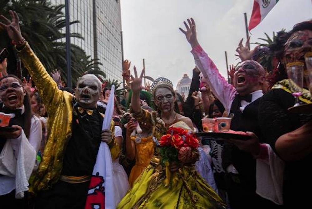 Jalan di Mexico City kembali gamat dengan kehadiran 'zombie' di bandar itu pada Sabtu. - Foto Reuters