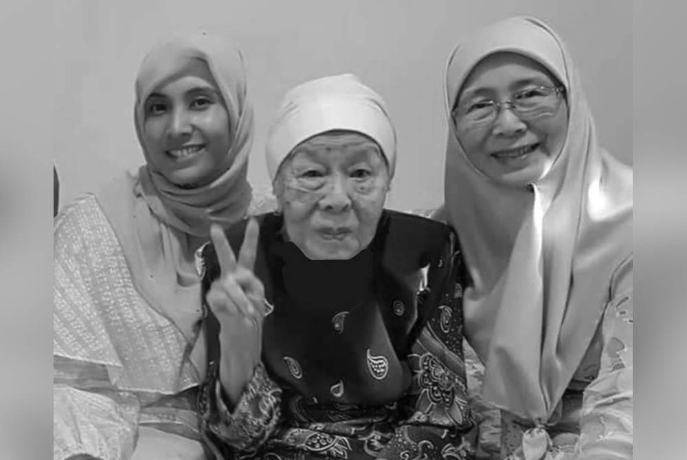 Gambar kenangan Nurul Izzah (kanan) bersama neneknya, Datin Hajah Mariah Khamis (tengah) serta ibunya, Dr Wan Azizah. - Foto Facebook Nurul Izzah Anwar