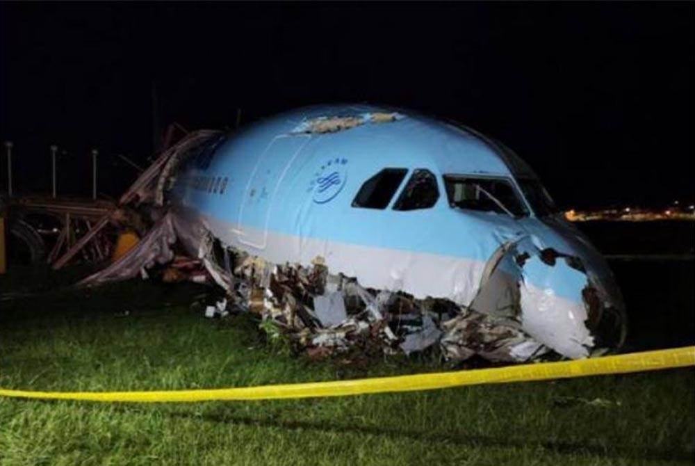 Pesawat A330-300 tersasar dalam percubaan kali ketiganya untuk mendarat susulan cuaca buruk. - Foto AP