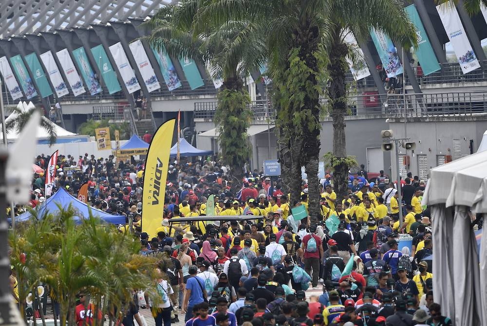 Para penonton tidak melepaskan peluang untuk menyaksikan perlumbaan Petronas Grand Prix 2022 di Litar Antarabangsa Sepang (SIC) pada Ahad. - Foto Bernama