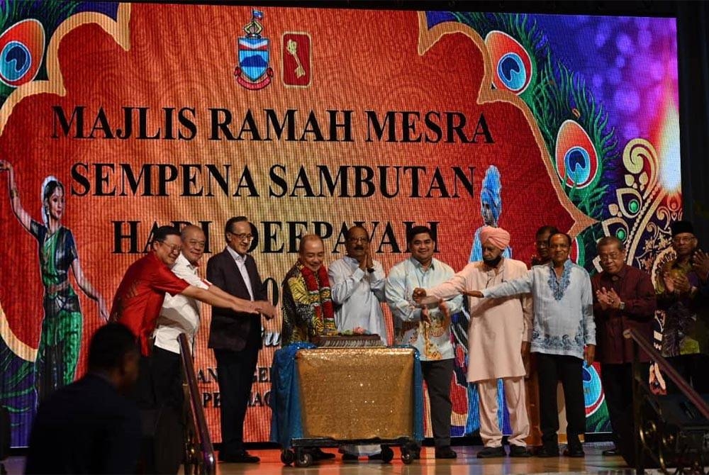 Hajiji (tiga dari kiri) ketika hadir pada Majlis Ramah Mesra Sempena Sambutan Deepavali di Kota Kinabalu.