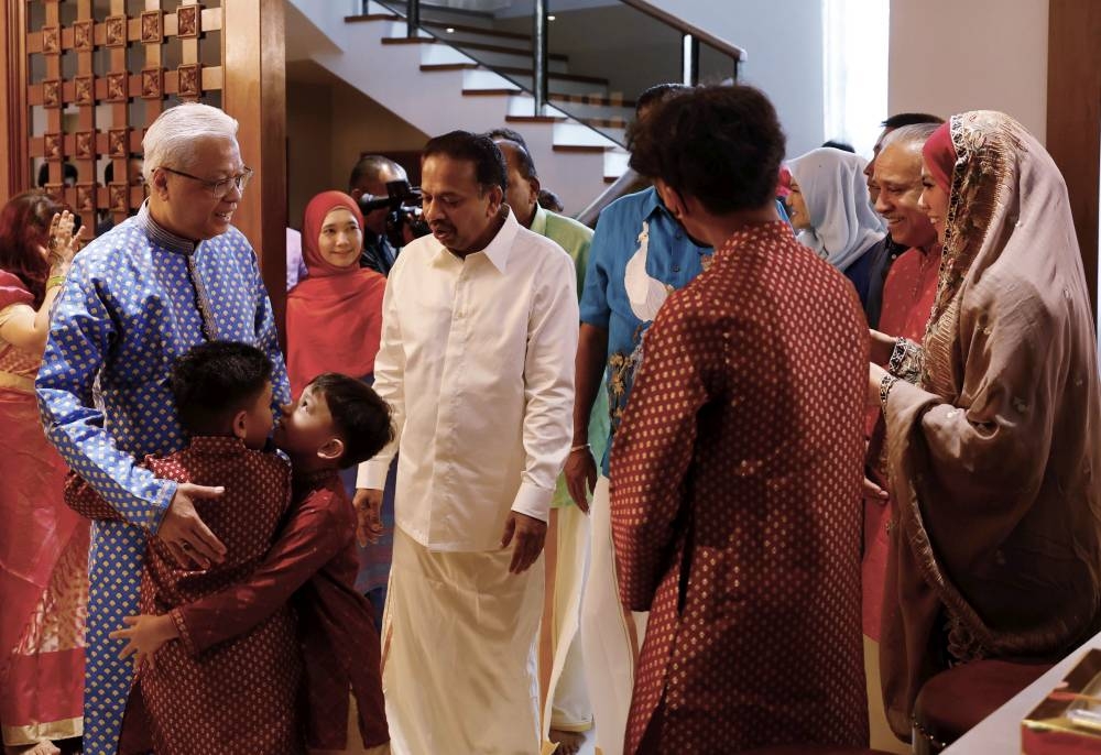 Ismail Sabri (kiri) menghadiri rumah terbuka Deepavali Presiden MIC, Tan Sri SA. Vigneswaran (dua dari kiri) di Kota Kemuning pada Isnin. - Foto Bernama