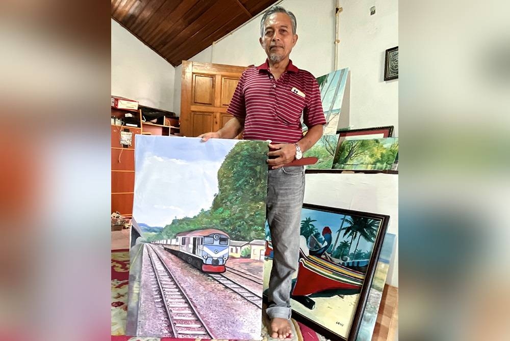 Pesara guru, Mohd Ariffin Mohd Nawi, 63, menunjukkan koleksi lukisan dijual yang telah dihasilkan menggunakan cat pastel yang diabadikan dalam bentuk foto di kediamannya. - Foto Bernama