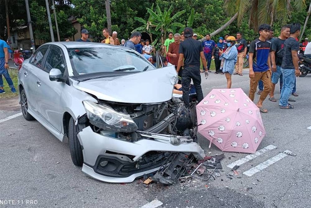 Kemalangan melibatkan dua buah kereta di Jalan Kanchong, Banting. -Foto: Bomba Selangor.