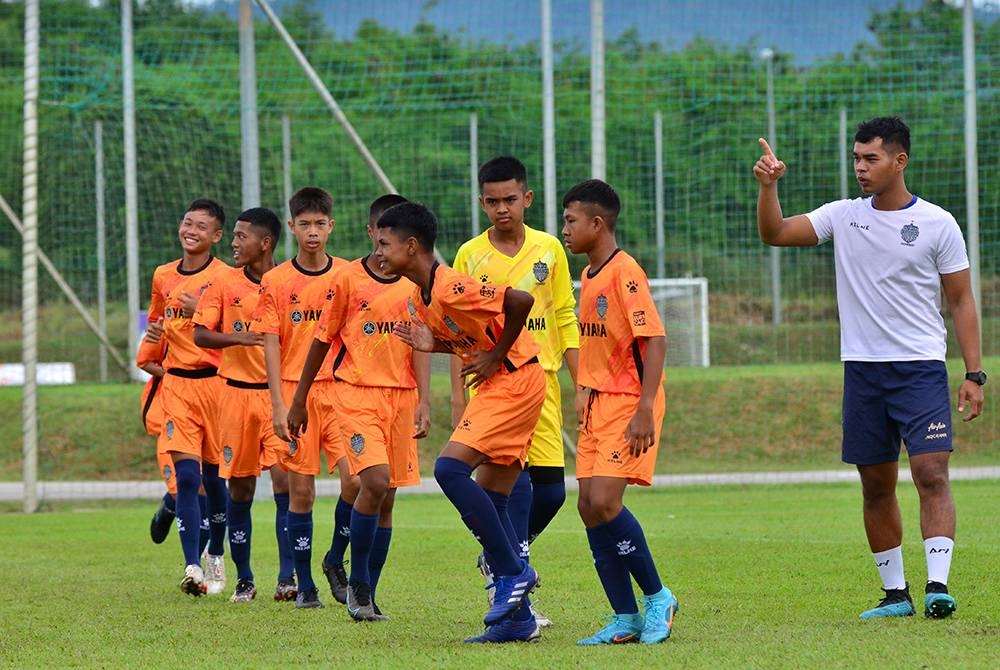 Pemain skuad Buriram United B13 giat menjalani latihan sebagai persiapan mempertahankan kejuaraan edisi 2019 pada Piala Supermokh 2022.