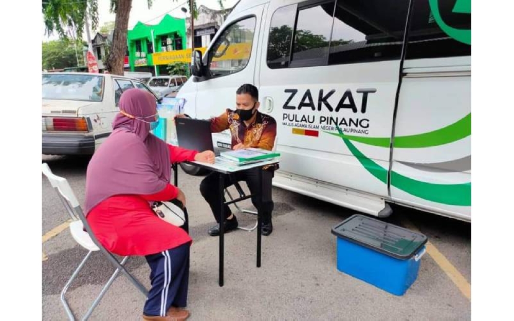 Orang ramai boleh menunaikan zakat di kaunter bergerak Zakat Pulau Pinang.