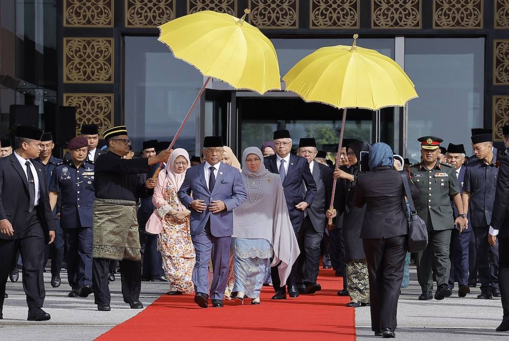 Al-Sultan Abdullah dan Tunku Azizah berkenan berangkat ke Singapura bagi mengadakan lawatan negara sehingga Jumaat ini. - Foto Bernama