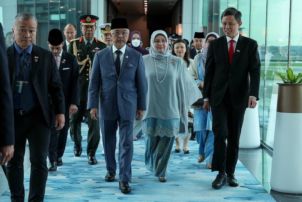 Al-Sultan Abdullah dan Tunku Azizah Aminah disambut Menteri Pendidikan Singapura sebaik tiba di Lapangan Terbang Changi. - Foto Bernama