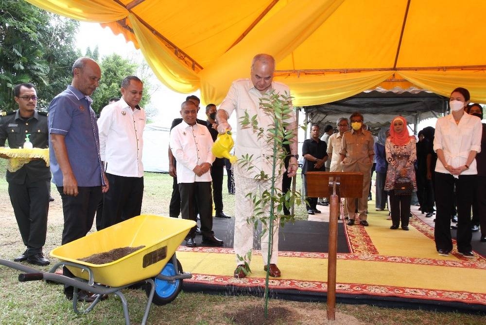 Sultan Nazrin berkenan menanam pokok sempena sambutan Hari Hutan Antarabangsa peringkat Perak di The Treasure@Taman Herba, Gopeng.