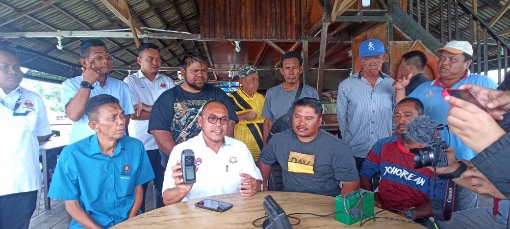 Pandak (dua dari kiri) pada sidang akhbar bersama nelayan di Kampung Pendas Laut pada Selasa. 