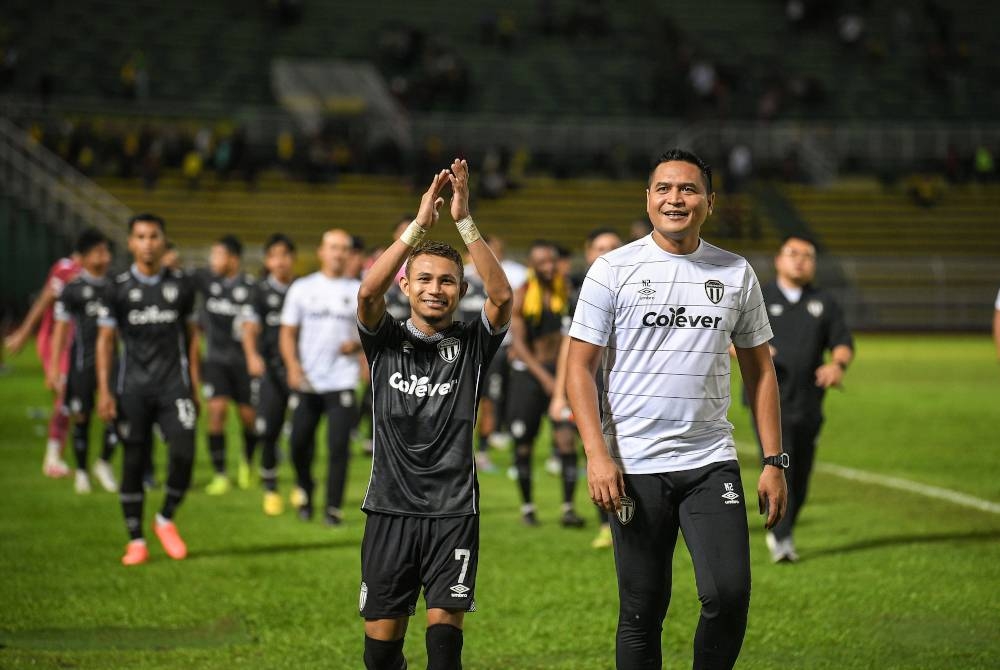 Nafuzi dan pemain TFC, Faisal Halim selepas perlawanan Liga Super menentang Kedah Darul Aman (KDA) FC di Stadium Darul Aman baru-baru ini. - Foto Bernama