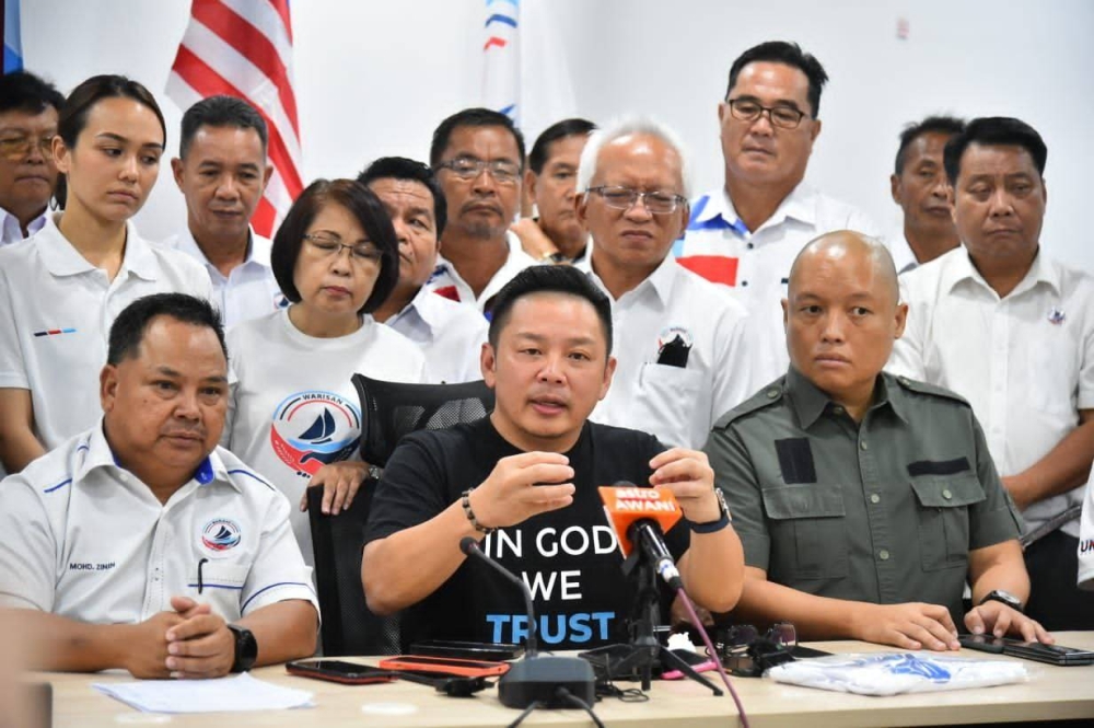 Darell (tengah) ketika sidang akhbar mengenai kesiapsiagaan gerakan Warisan Unity di Ibu Pejabat Warisan, di Kolombong, Kota Kinabalu.