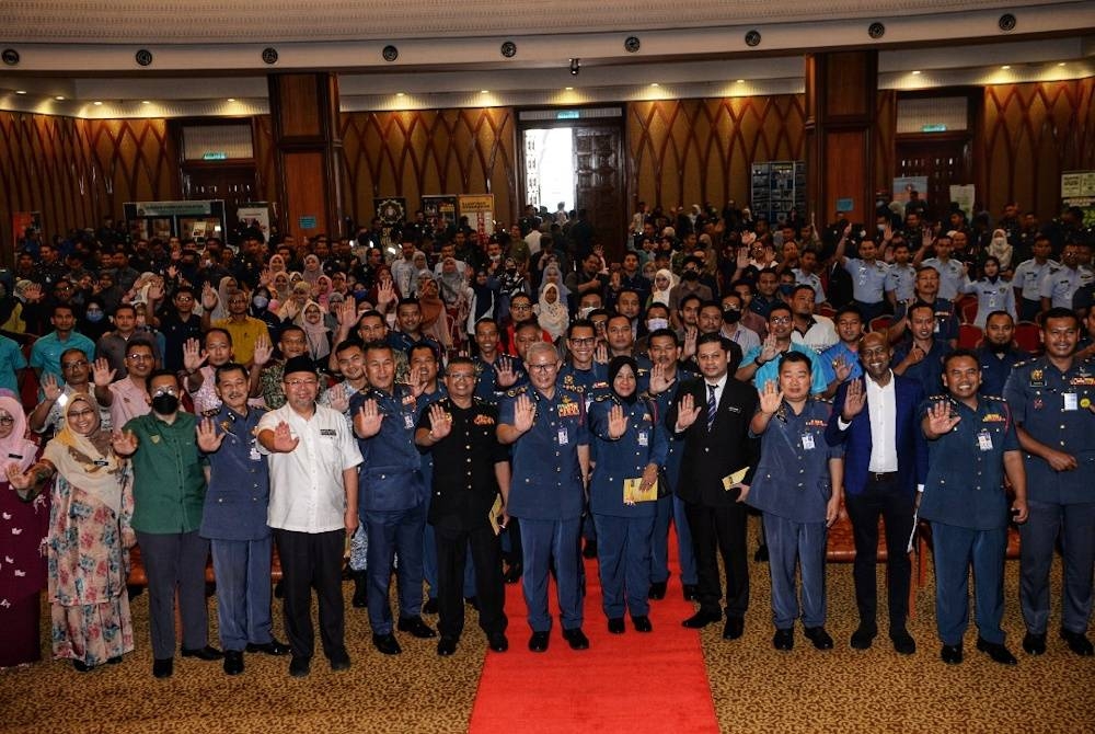 Mohammad Hamdan (tengah) bergambar bersama penjawat awam yang mengikuti Forum Bicara Governans Integriti dan Antirasuah (BiGIAR) Siri 2 2022 Jabatan Bomba dan Penyelamat Malaysia di Dewan Konvokesyen Universiti Antarabangsa Al-Bukhari di sini pada Selasa.