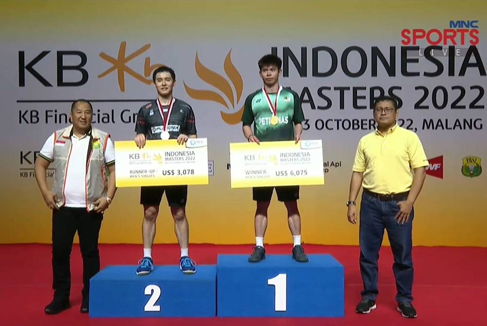 Jun Hao dan June Wei selepas majlis penyampaian hadiah Masters Indonesia di Malang pada Ahad. - Foto Agensi