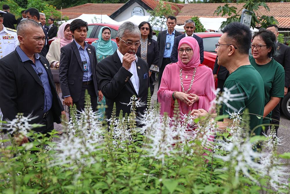 Al-Sultan Abdullah dan Tunku Azizah berkenan berangkat ke Edible Garden City (EGC) sempena lawatan negara ke Singapura hari ini. Foto Bernama