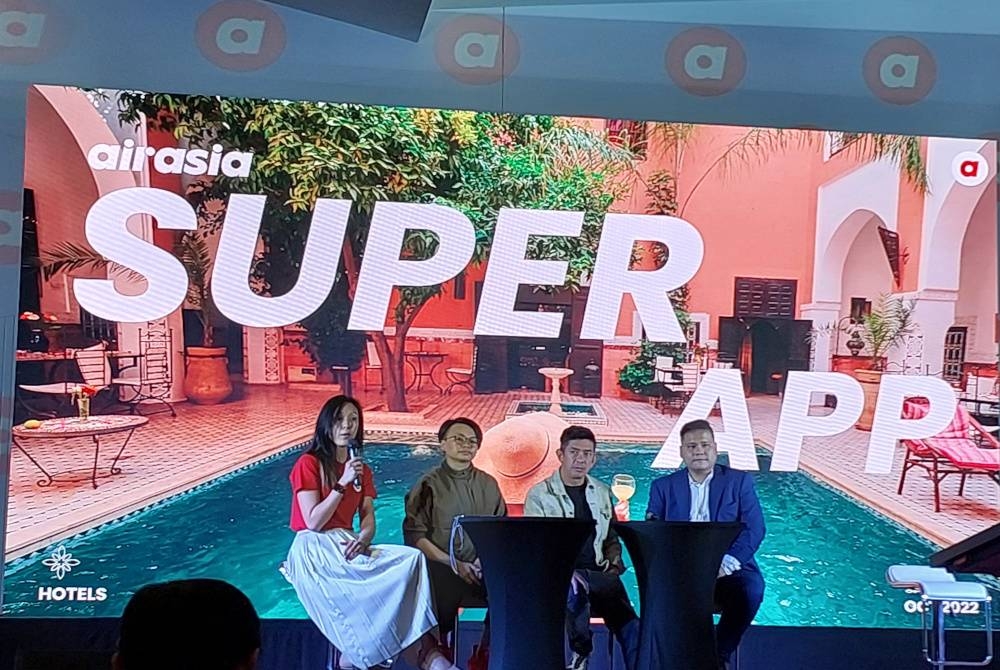 (Dari kiri) Ketua Pegawai Komersial airasia Super App, Tan Mai Yin, Ketua Pegawai Eksekutif airasia Super App, Amanda Woo (tengah rambut pendek), Presiden (Digital & Komersial) Capital A, Colin Currie, & Ketua Pertumbuhan Pasaran airasia Super App Suthisart Tiyavuthirojanakul ketika sesi soal jawab bersama media.