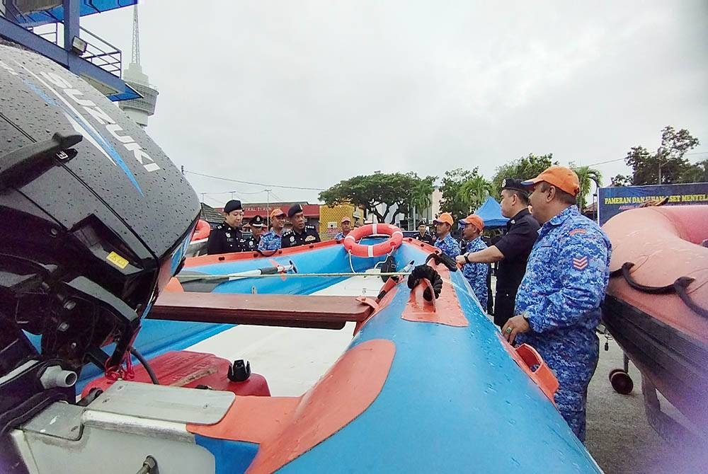 Wan Mohd Zahari menjalankan sesi ujian pemeriksaan aset menyelamat jawatankuasa kecil, pemindahan dan menyelamat daerah Kuantan di pekarangan Ibu Pejabat Polis (IPD) Kuantan di sini pada Rabu.