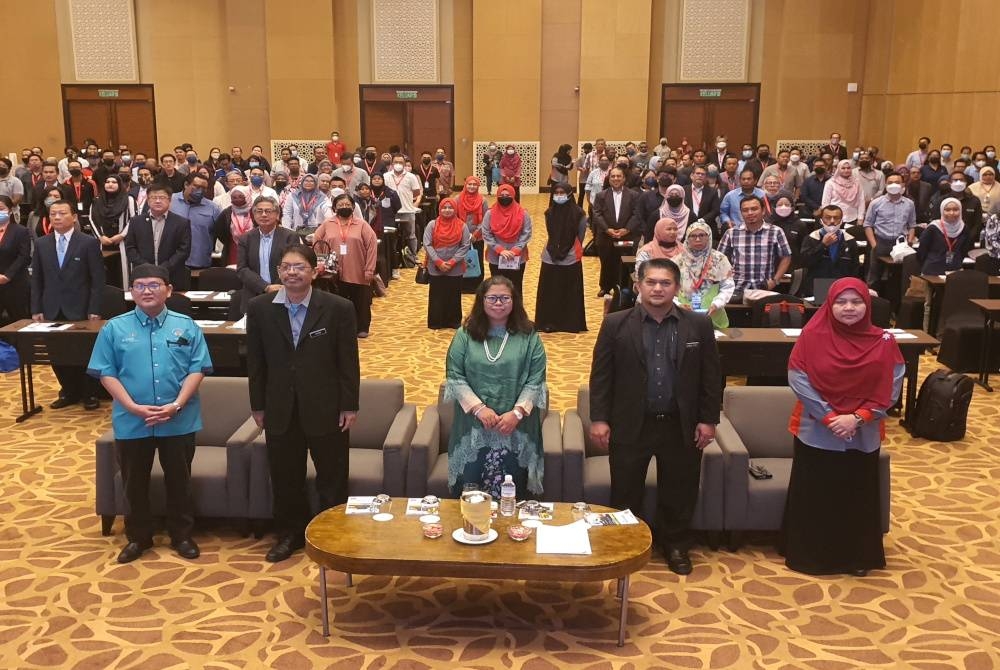 Sharifah Zakiah (tengah) bergambar dengan peserta Seminar ‘EIA Role In Sustainable Development’ Sempena Hari Alam Sekitar Negara Peringkat Pulau Pinang di Seberang Jaya, pada Rabu.