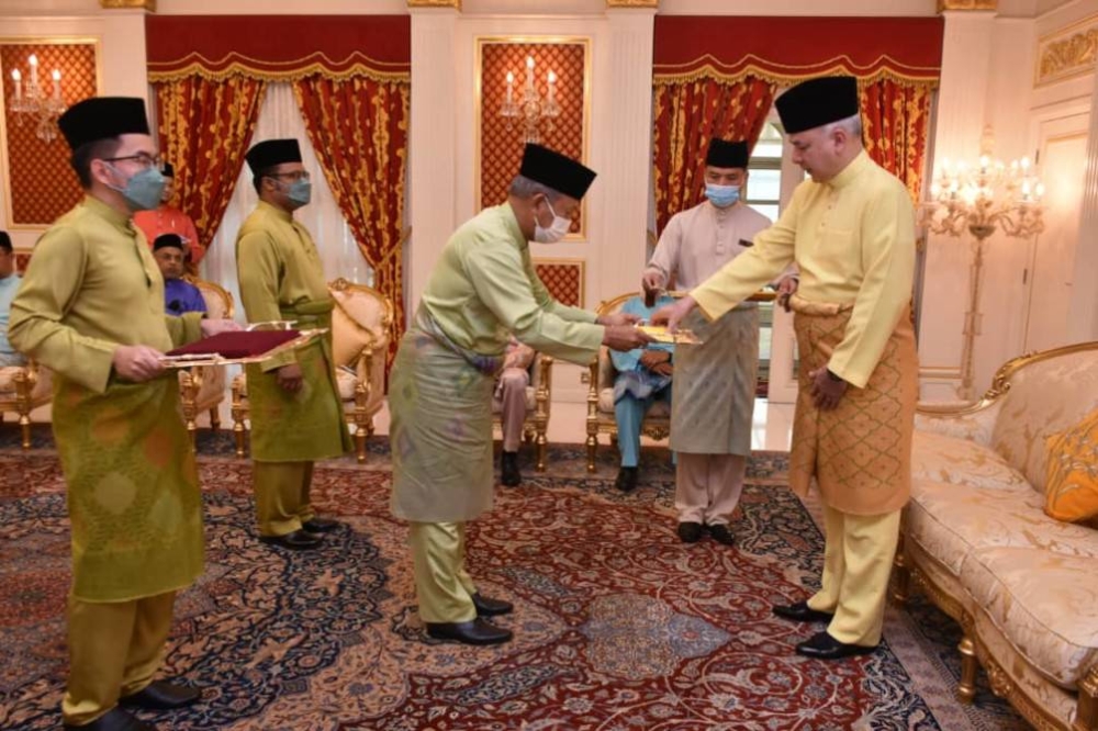 Sultan Nazrin (kanan) berkenan menerima zakat perniagaan daripada TNB yang diwakili Hasan di Istana Changkat Persekutuan di sini hari ini.