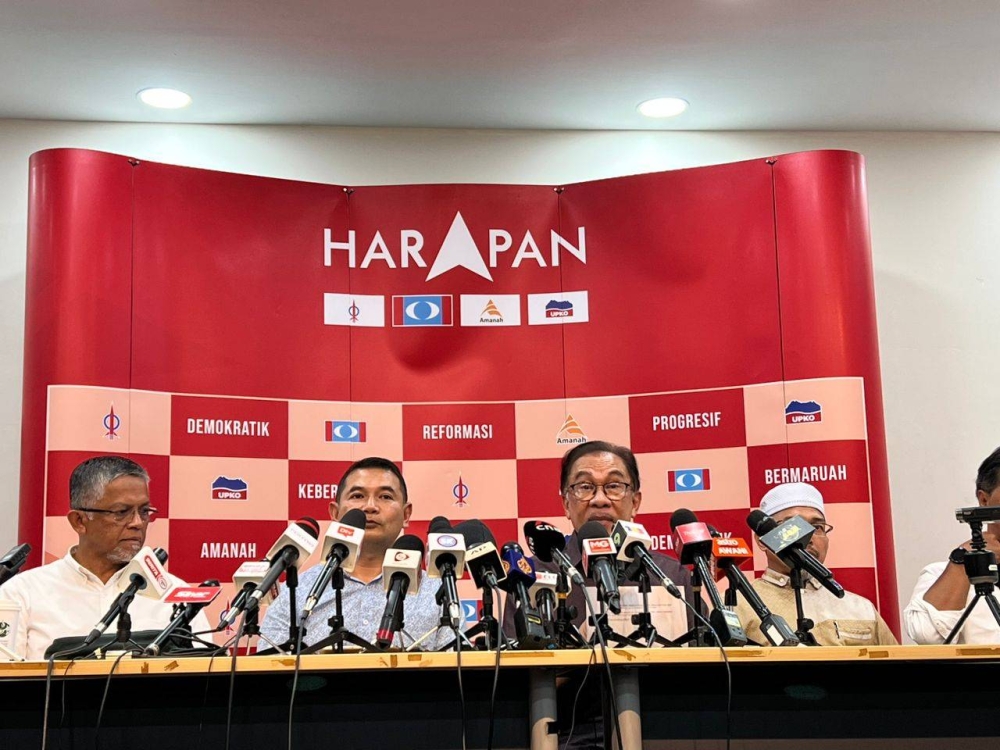 Anwar (dua dari kiri) berucap ketika sidang media pengumuman calon Pilihan Raya Umum 15 (PRU15) di sini pada Rabu.