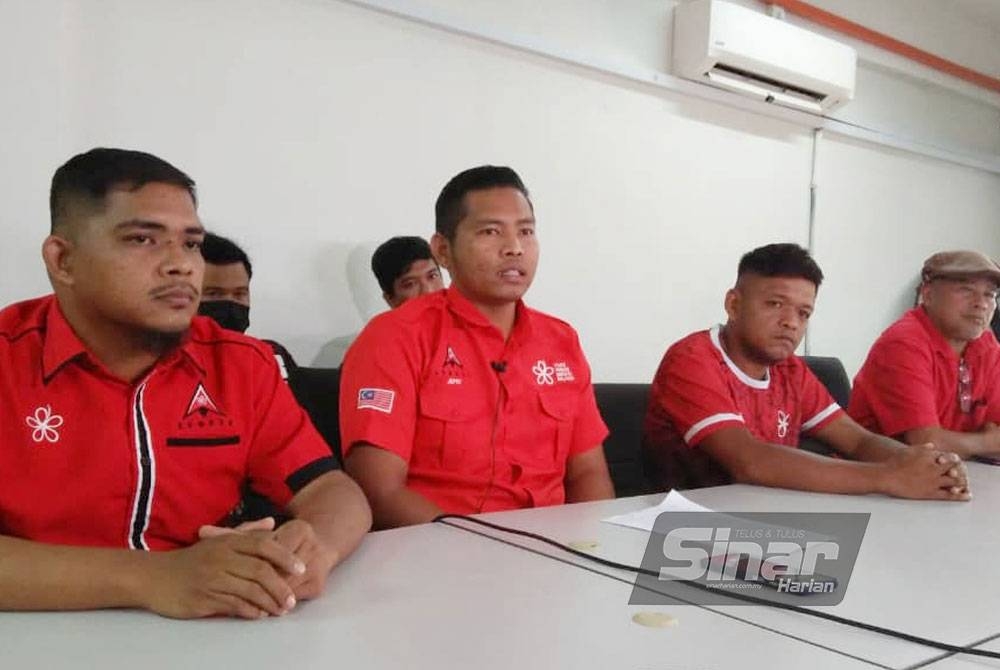 Muhammad Jefri (dua dari kiri) mewakili suara anak muda mahukan calon Bersatu bertanding di Parlimen Jasin.