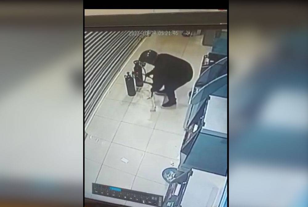 Aksi seorang lelaki cuba merosakkan mesin ATM yang dirakam menerusi CCTV di sebuah bank di kawasan Wangsa Melawati di sini.