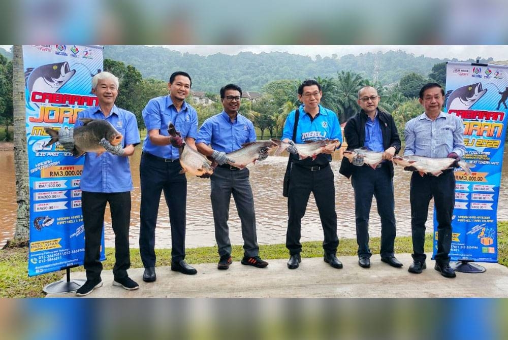 Johary (tiga dari kiri) bersama barisan tertinggi MBSJ melepaskan 500 kilogram pelbagai spesis patin, rohu dan pacu dalam Cabaran Joran MBSJ, Ahad ini.