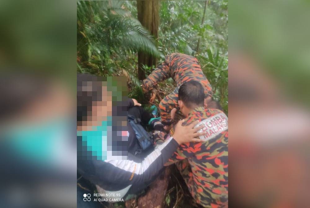 Anggota bomba memberikan bantuan rawatan awal kepada mangsa yang cedera selepas helikopter dinaiki terhempas ketika melakukan pendaratan cemas di Cameron Highlands pada Rabu. - Foto ihsan JBPM Pahang