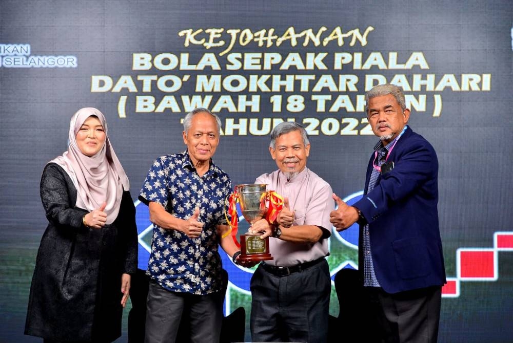 Suzila (kiri) bersama Emran (dua dari kanan) pada sidang sidang media kejohanan Piala Mokhtar Dahari B-18 di Bangunan Kumpulan Karangkraf pada Rabu.
Turut hadir Timbalan Pengerusi Kumpulan Karangkraf, Datuk Muhammad Nasir Hamzah (dua dari kanan) dan Timbalan Pengerusi Jawatankuasa Induk Kejohanan Hashim Anang (kanan).